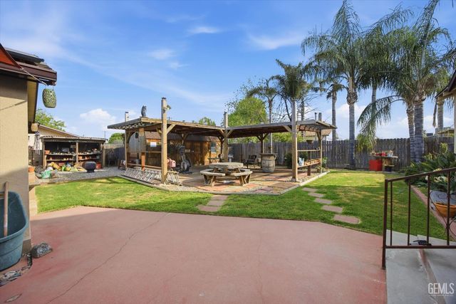 1102 Castro Lane, Bakersfield, CA 93304