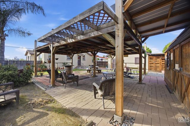 1102 Castro Lane, Bakersfield, CA 93304