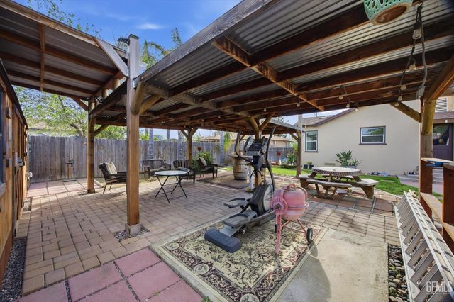 1102 Castro Lane, Bakersfield, CA 93304