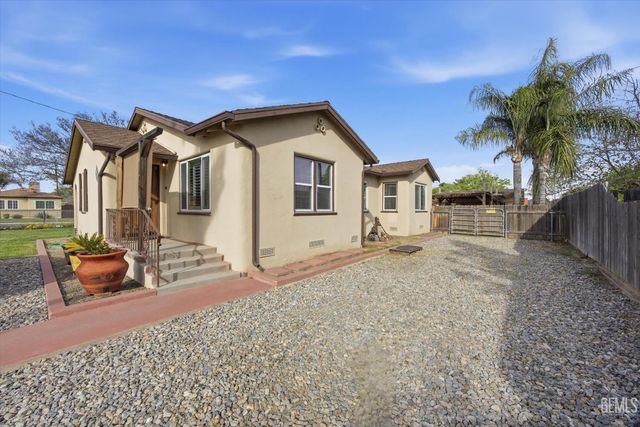 1102 Castro Lane, Bakersfield, CA 93304