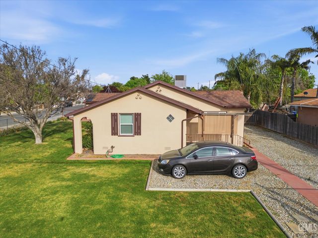 1102 Castro Lane, Bakersfield, CA 93304