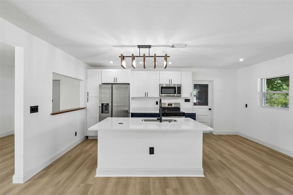 Image 6 of property listing at 3500 SUTTON DRIVE, Orlando, FL 32810