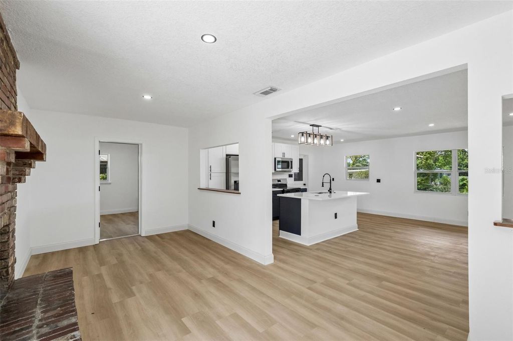 Image 9 of property listing at 3500 SUTTON DRIVE, Orlando, FL 32810