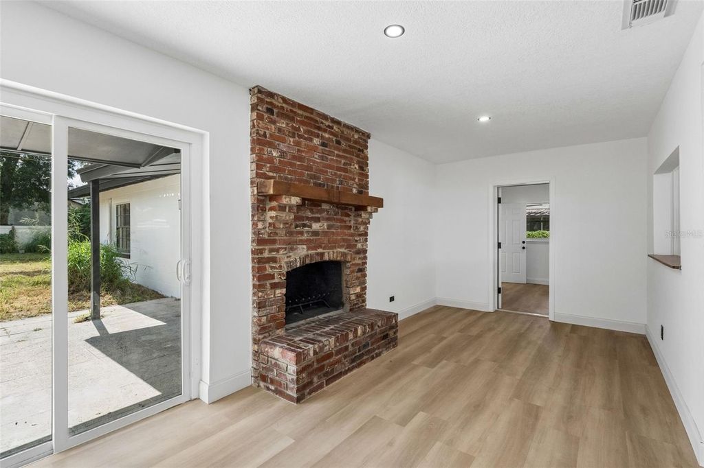 Image 10 of property listing at 3500 SUTTON DRIVE, Orlando, FL 32810