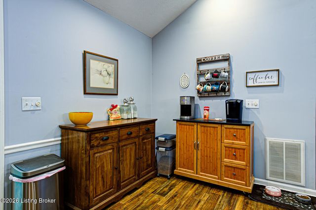 12205 Big Bear Pl, Jeffersontown, KY 40299