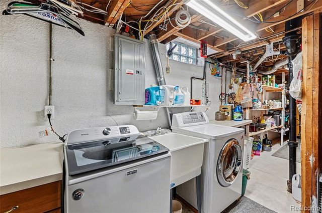 30745 Iroquois Drive, Warren, MI 48088