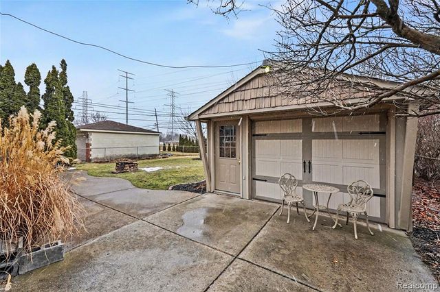 30745 Iroquois Drive, Warren, MI 48088