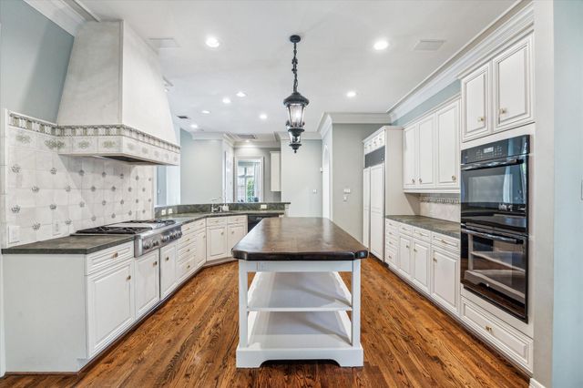 1 Exbury Way, Houston, TX 77056