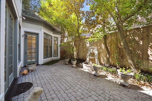 1 Exbury Way, Houston, TX 77056