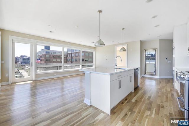 15 Somerset 420, Edgewater, NJ 07020