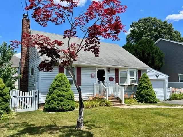 18 Plymouth Road, Massapequa, NY 11758