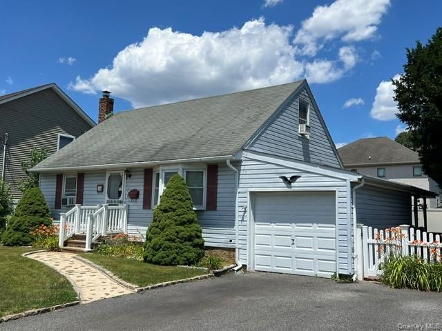 18 Plymouth Road, Massapequa, NY 11758