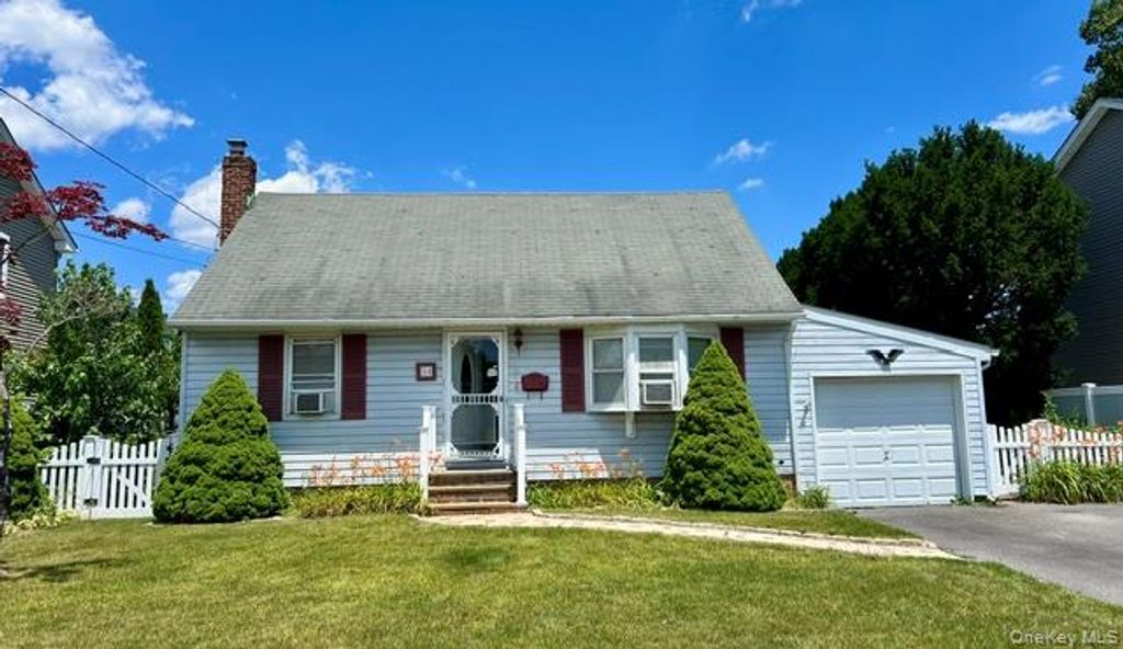 18 Plymouth Road, Massapequa, NY 11758