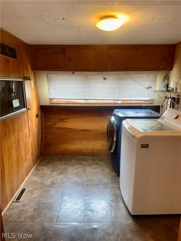 8090 Maple Street SW, Sherrodsville, OH 44675