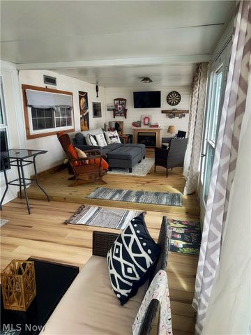 8090 Maple Street SW, Sherrodsville, OH 44675