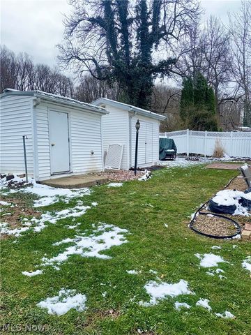 8090 Maple Street SW, Sherrodsville, OH 44675