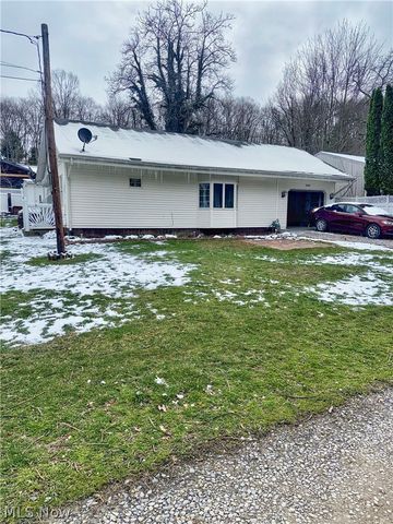 8090 Maple Street SW, Sherrodsville, OH 44675