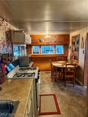 8090 Maple Street SW, Sherrodsville, OH 44675