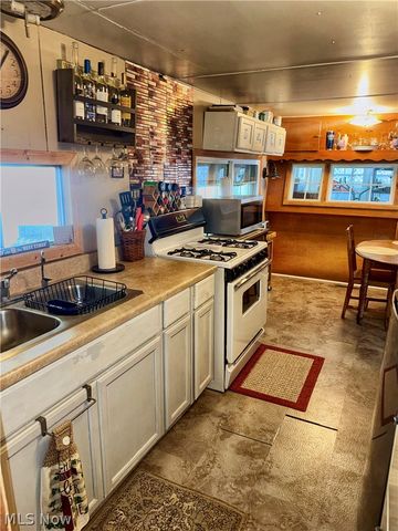 8090 Maple Street SW, Sherrodsville, OH 44675