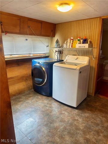 8090 Maple Street SW, Sherrodsville, OH 44675