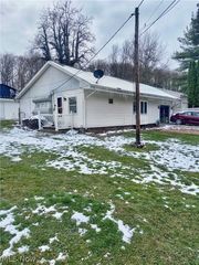 8090 Maple Street SW, Sherrodsville, OH 44675