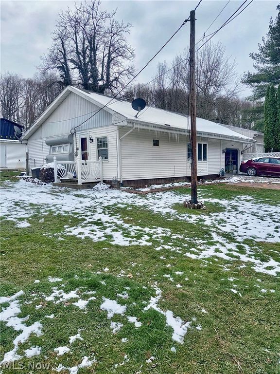 8090 Maple Street SW, Sherrodsville, OH 44675