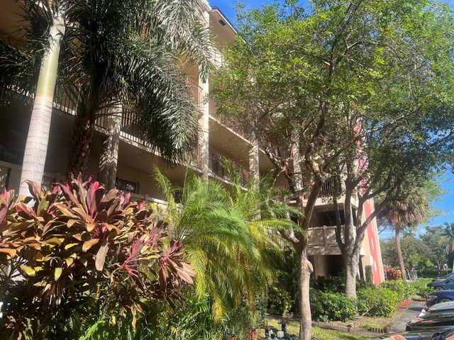 2208 S Cypress Bend Drive 106, Pompano Beach, FL 33069