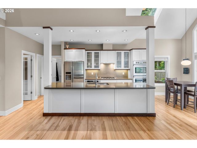 2432 Sw HUBER Ct, Portland, OR 97219