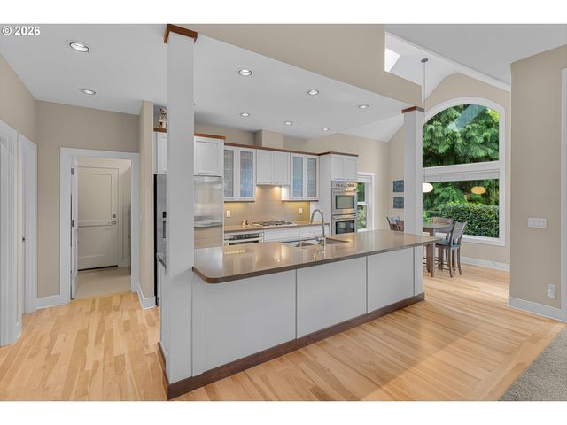 2432 Sw HUBER Ct, Portland, OR 97219