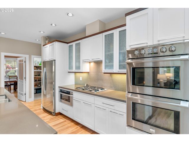 2432 Sw HUBER Ct, Portland, OR 97219