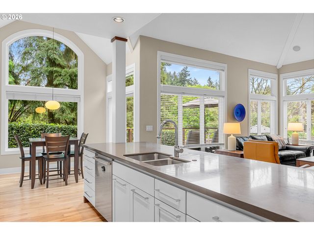 2432 Sw HUBER Ct, Portland, OR 97219