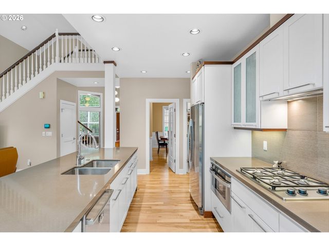 2432 Sw HUBER Ct, Portland, OR 97219