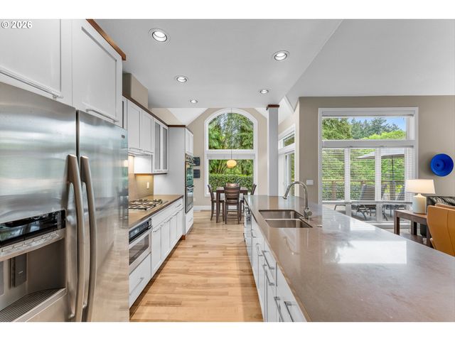 2432 Sw HUBER Ct, Portland, OR 97219
