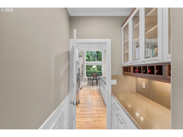 2432 Sw HUBER Ct, Portland, OR 97219