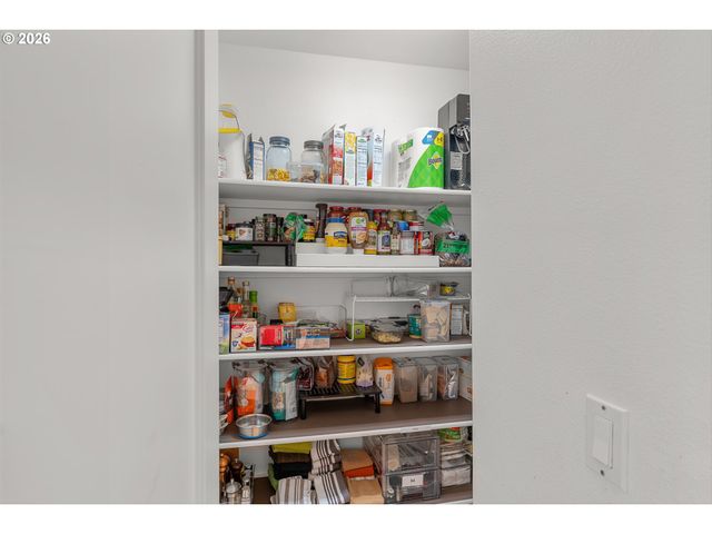 2432 Sw HUBER Ct, Portland, OR 97219