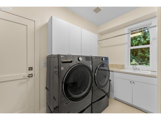 2432 Sw HUBER Ct, Portland, OR 97219