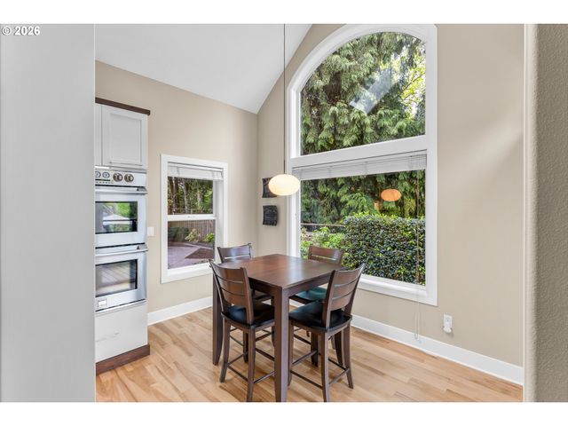 2432 Sw HUBER Ct, Portland, OR 97219