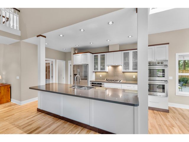 2432 Sw HUBER Ct, Portland, OR 97219