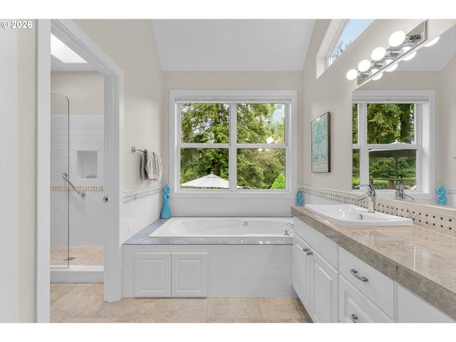 2432 Sw HUBER Ct, Portland, OR 97219