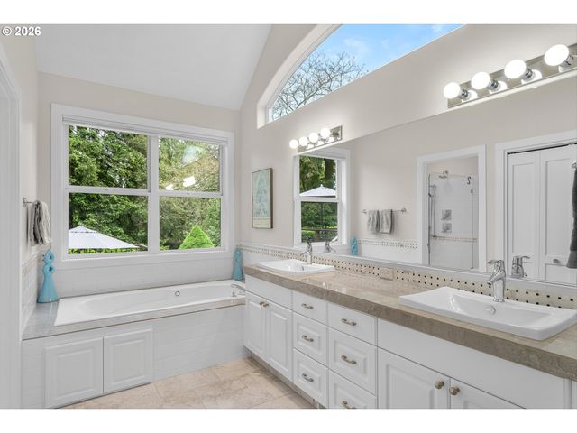 2432 Sw HUBER Ct, Portland, OR 97219