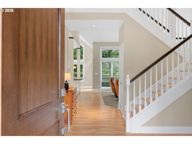 2432 Sw HUBER Ct, Portland, OR 97219