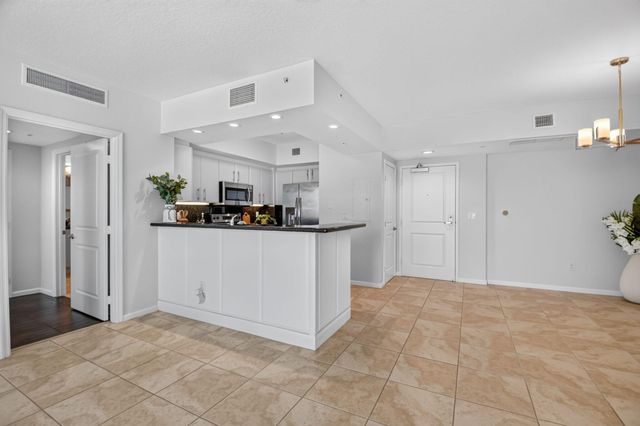 403 S Sapodilla Avenue 307, West Palm Beach, FL 33401
