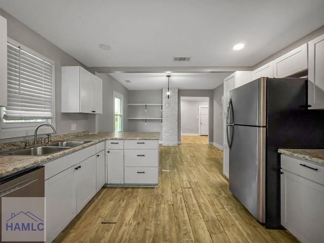 109 W 57th Street, Savannah, GA 31405