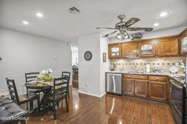 29 Plaza De Las Flores F, Freehold, NJ 07728