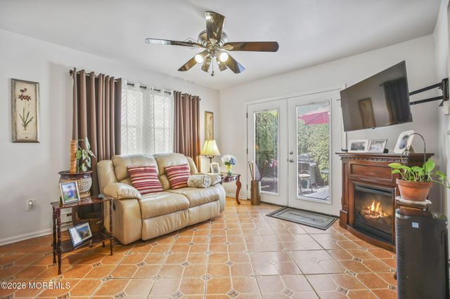 29 Plaza De Las Flores F, Freehold, NJ 07728