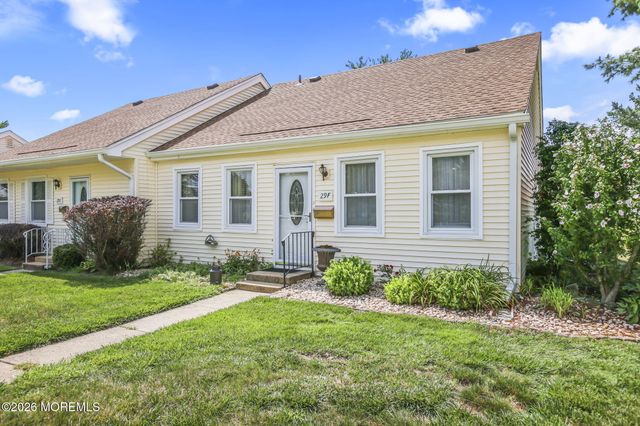 29 Plaza De Las Flores F, Freehold, NJ 07728