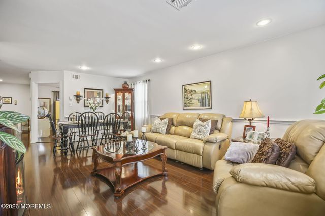 29 Plaza De Las Flores F, Freehold, NJ 07728