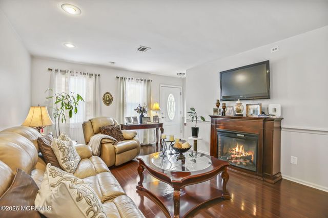 29 Plaza De Las Flores F, Freehold, NJ 07728