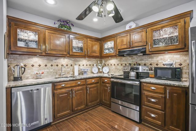 29 Plaza De Las Flores F, Freehold, NJ 07728