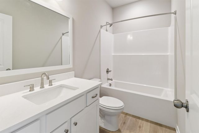 570 SE Hollow Court, West Des Moines, IA 50265